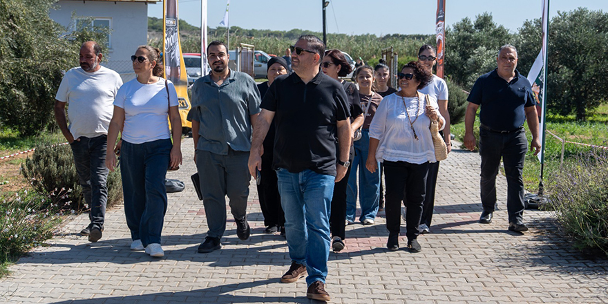 Rahvancıoğlu, Akdeniz köyünde Ecolive Hasat Festivali sırasında etkinlik alanında yürürken