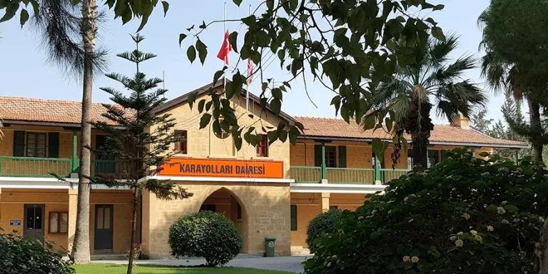Değirmenlik-Girne-Esentepe yolunda trafik kontrolü ve düzenleme uyarısı içeren bilgilendirici görsel