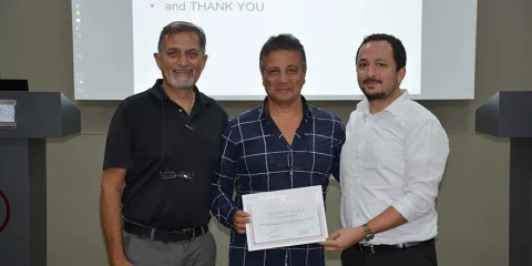 Geleceğin tıbbı konulu konferans düzenlenen Yakın Doğu Üniversitesi sahnesi