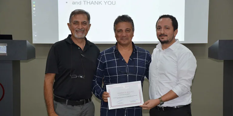 Geleceğin tıbbı konulu konferans düzenlenen Yakın Doğu Üniversitesi sahnesi