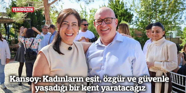 Kansoy konuşuyor, mikrofon önünde kadınlar ve kent temasına vurgu yapan ifade