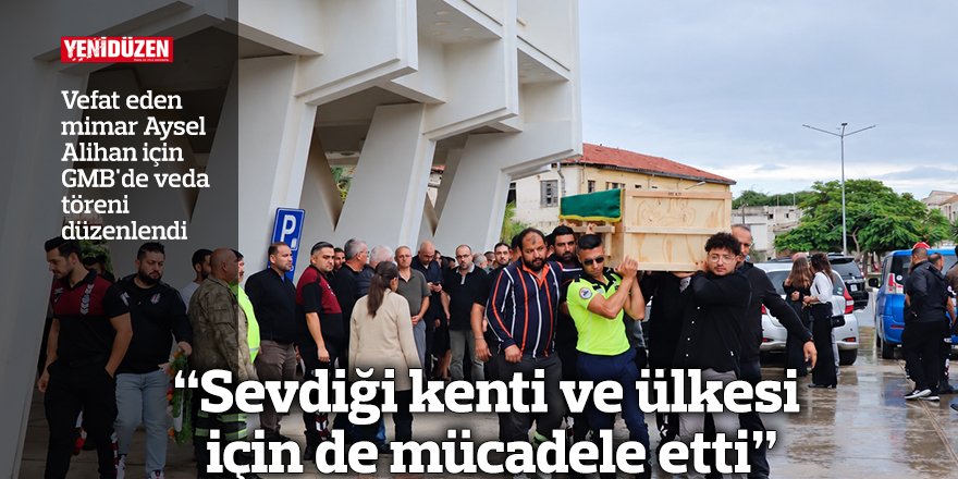 Üzerinde resmi kıyafetle, ceketli bir kişi kentin simgesel bir noktasına bakıyor