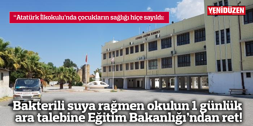 Öğrenciler ve öğretmenler okul girişinde beklerken kurumsal bina görünümü