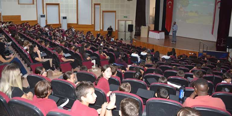 Yakın Doğu İlkokulu öğrencilerine dijital güvenlik eğitimi verilirken sınıf ortamı