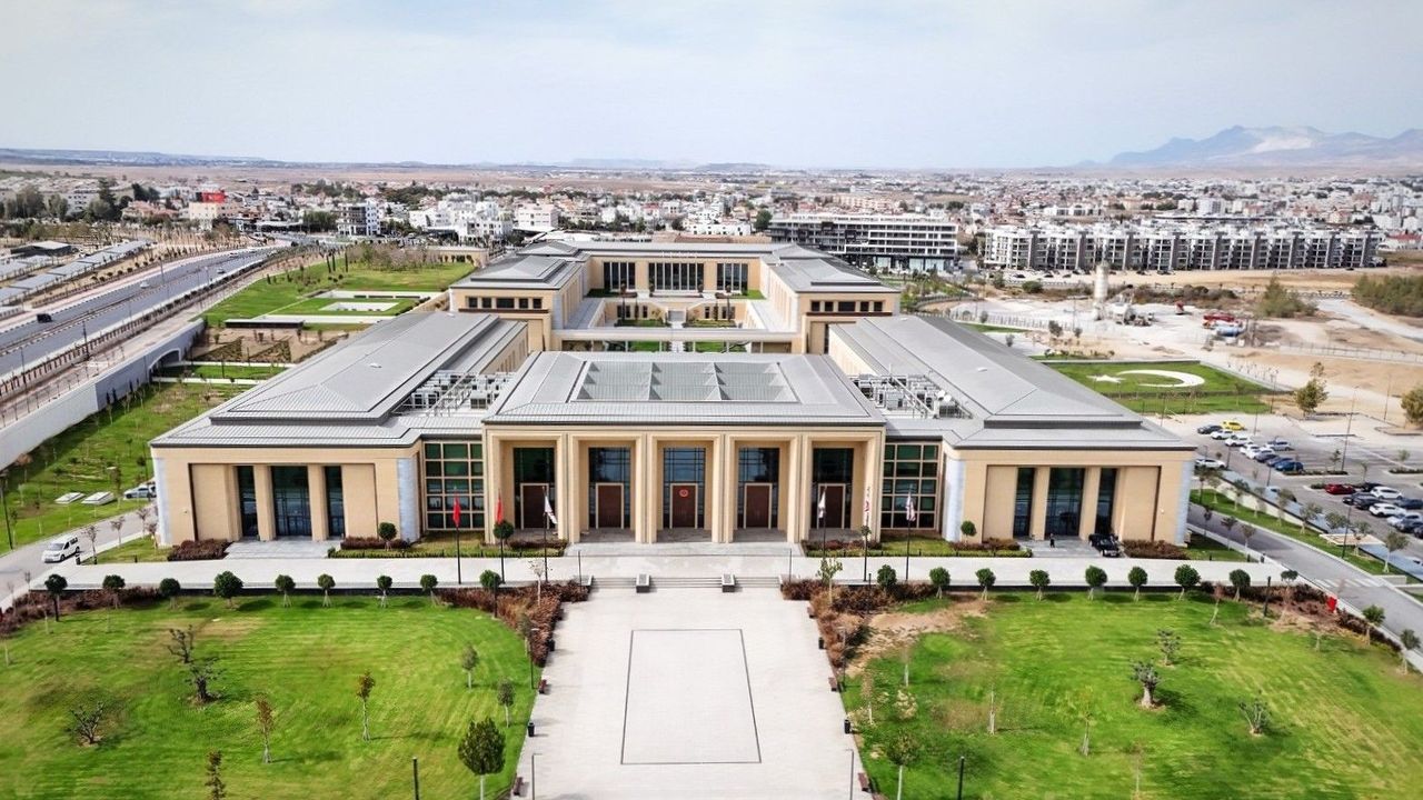 Meclis salonunda boş sıra ve başkanlık masasına odaklı, oturumun ertelendiğini çağrıştıran görüntü