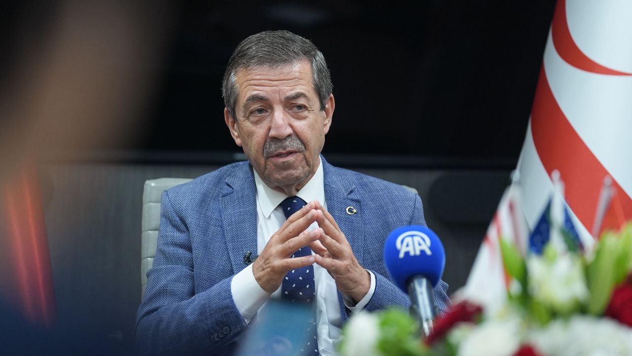 Ertuğruloğlu’nun Washington görüşmelerinde iki egemen eşit devlet vurgusu üzerinde konuşurken görüntüsü