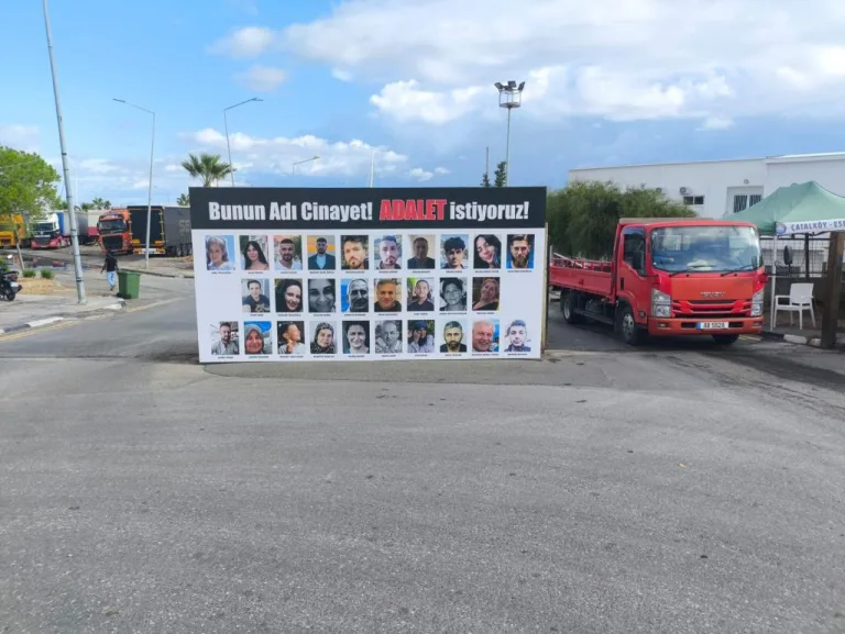 Mahkeme salonunda duruşmaya getirilen zanlılar ve güvenlik görevlileri