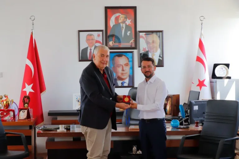Kıbrıs Türk Pediatri Kurumu temsilcileri Gazimağusa Belediyesi ziyaretinde birlikte duruyor