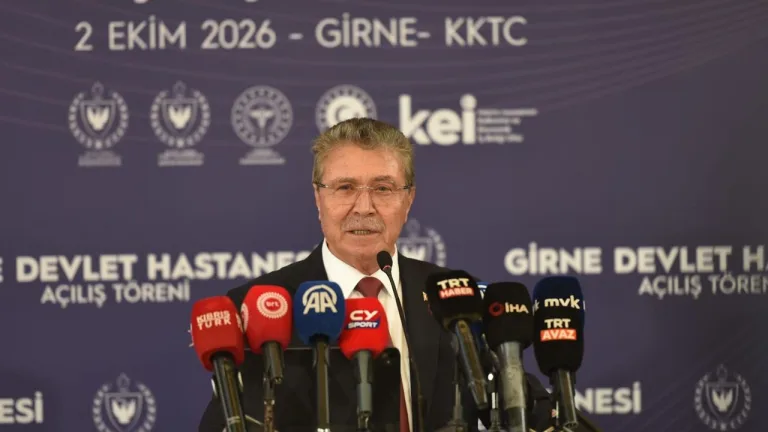 Üstel yaptığı konuşmada eserleri ve ülkeye katkılarından söz ediyor