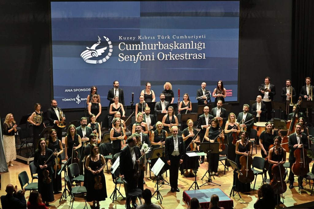 Erhürman, Cumhurbaşkanlığı Senfoni Orkestrası’nın yeni sezon açılış konserine katıldı