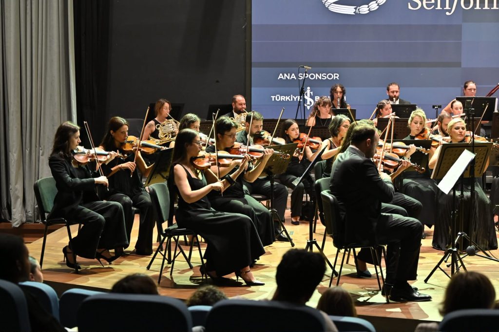 Erhürman, Cumhurbaşkanlığı Senfoni Orkestrası’nın yeni sezon açılış konserine katıldı