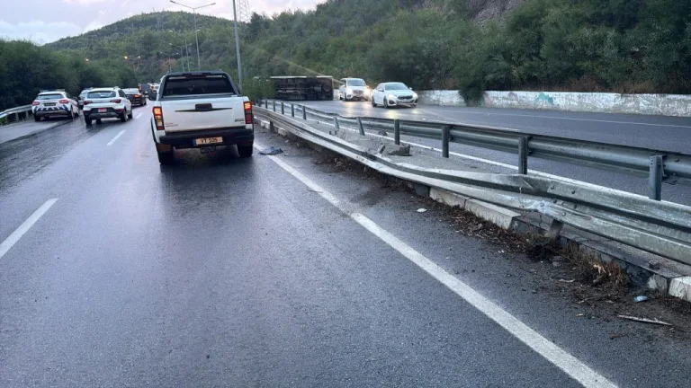 Girne-Lefkoşa ana yolunda devrilen otobüs ve çevresinde bekleyen kurtarma ekipleri
