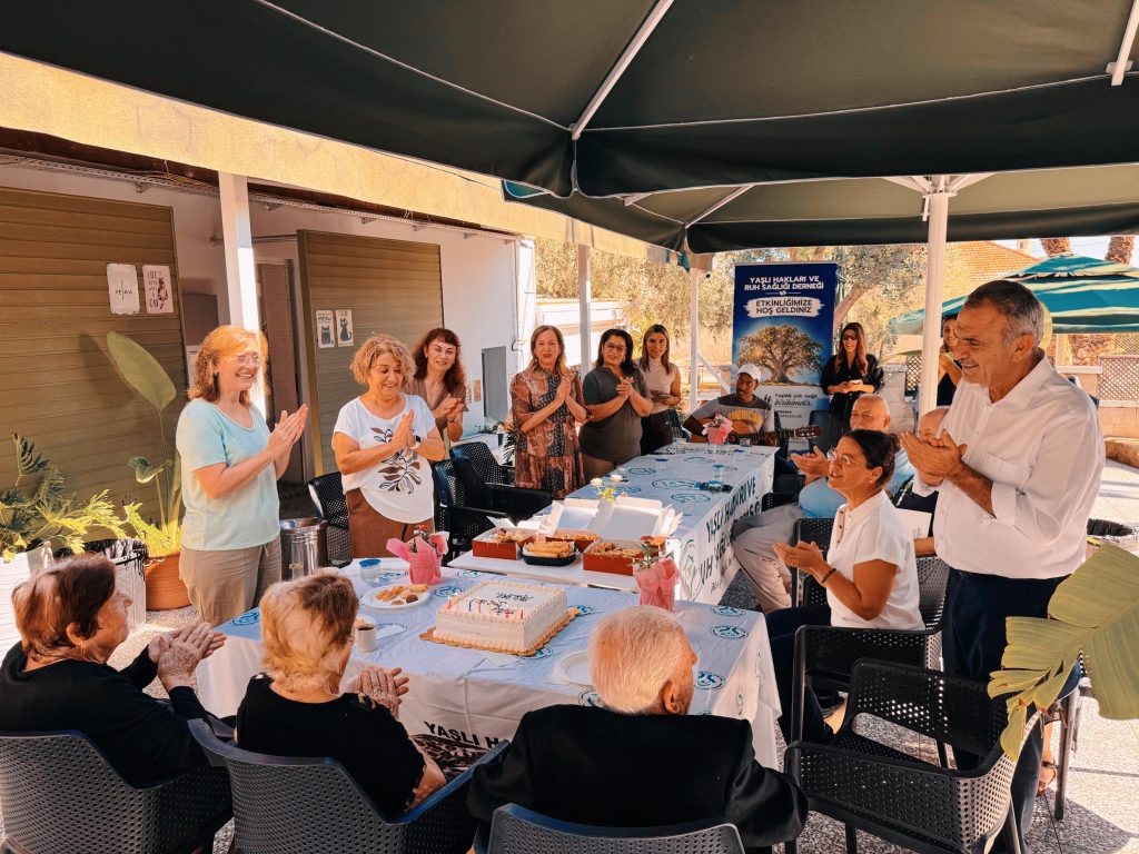 Gazimağusa’da yaşlılara yönelik doğum günü etkinliğinde pastalar ve kutlama malzemeleri