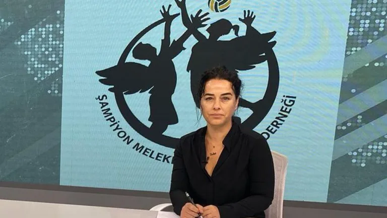 Ruşen Karakaya konuşurken mikrofon önünde, adalet ve çocuklar için mücadele vurgusu yapan ifade
