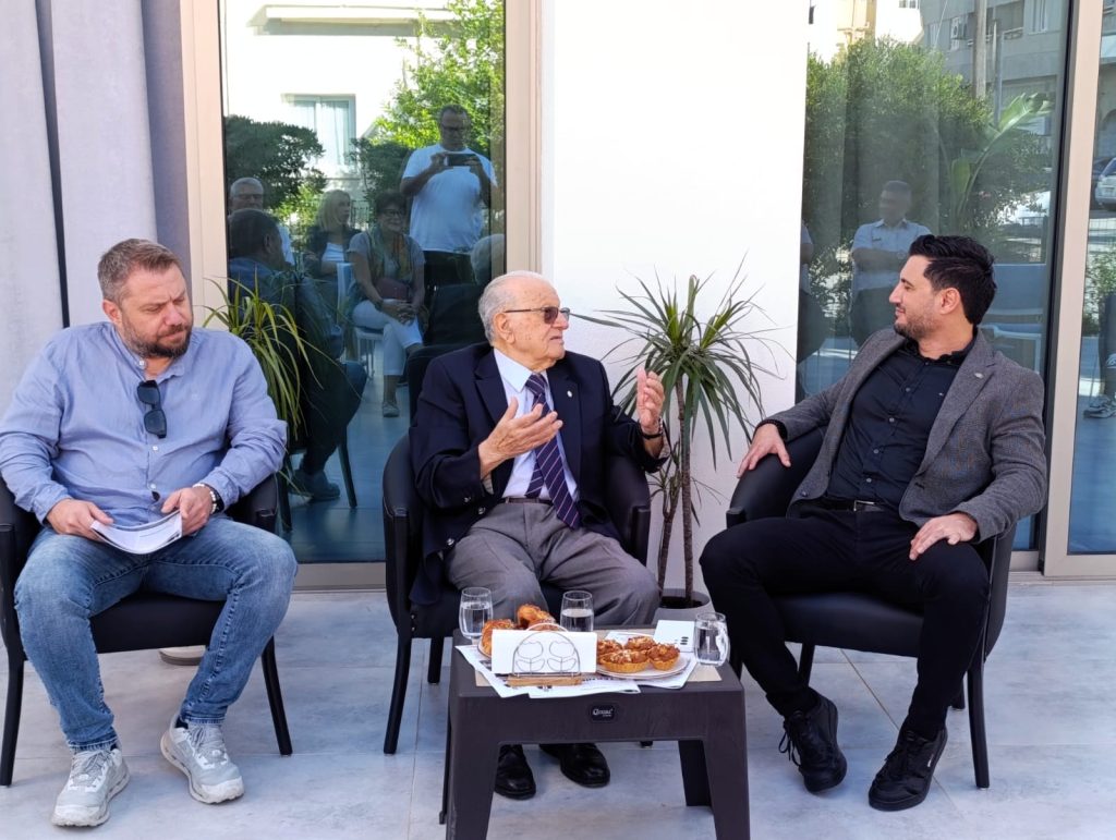 KTMMOB sohbet etkinliğinde konuşan Hakkı Atun, arka planda etkinlik mekânı görünümü