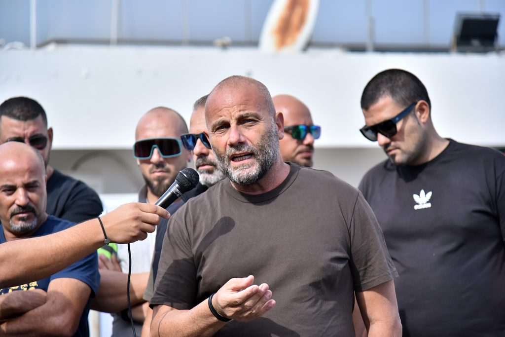 EL-SEN grevinde eylem yapan işçiler ve sendika temsilcileri