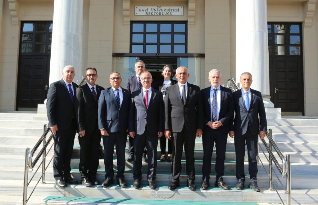 Çavuşoğlu’nun Gazi Üniversitesi Rektörü Ünal ile ziyaret sırasında yan yana durduğu an