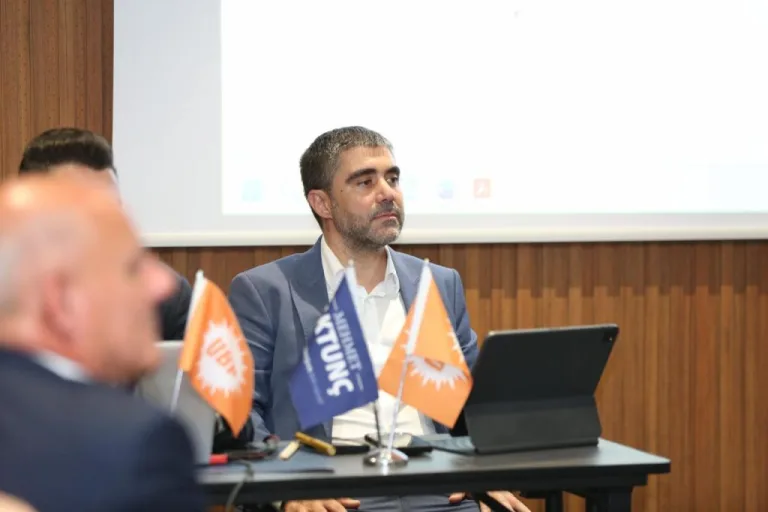 UBP’nin LTB başkan adayı Aktunç ve UBP meclis adayları bir arada duruyor, toplantı atmosferi