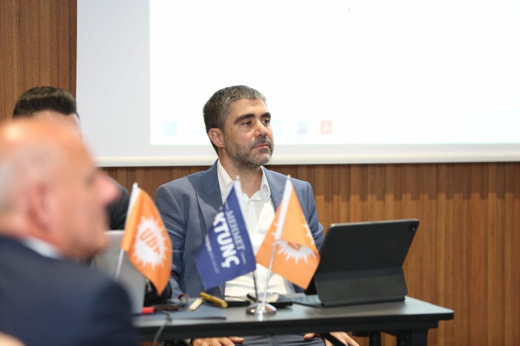 UBP’nin LTB başkan adayı Aktunç ve UBP meclis adayları bir arada duruyor, toplantı atmosferi