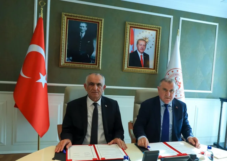 Milli Eğitim Bakanlığı ile Gençlik ve Spor Bakanlığı yetkilileri protokol imzi töreninde yan yana