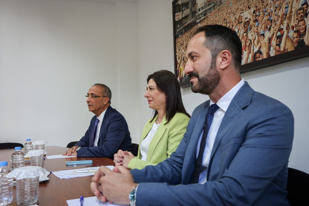 İncirli ile Hugo Sobral görüşürken iki kişi el sıkışıyor veya konuşuyor
