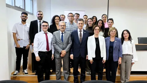 KHK sınavlarında dereceye girenlere üstün başarı belgelerini takdim eden yetkililer ve öğrenciler