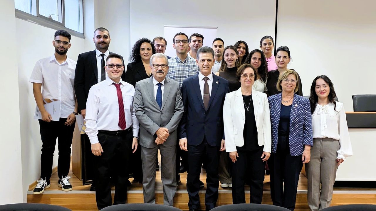 KHK sınavlarında dereceye girenlere üstün başarı belgelerini takdim eden yetkililer ve öğrenciler