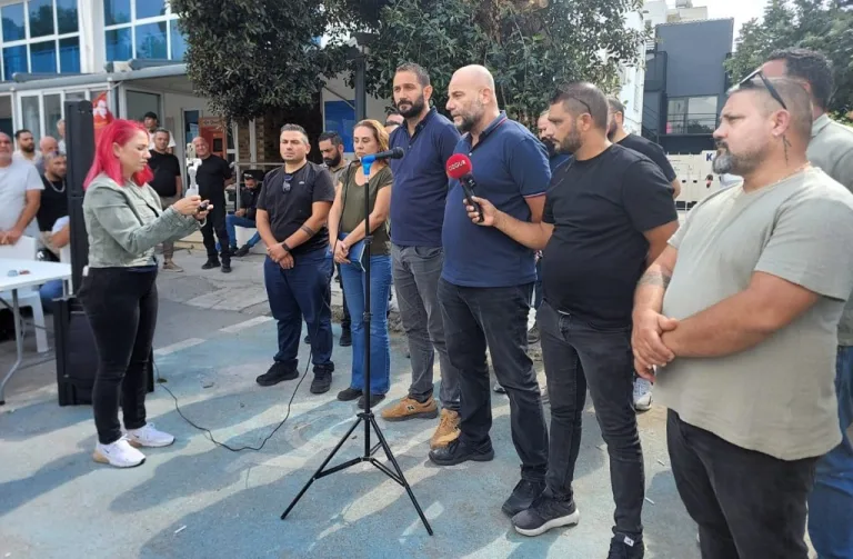 El-Sen üyeleri Kıb-Tek önünde düzenlenen grevde, pankartlar ve topluluk halinde bekleyiş