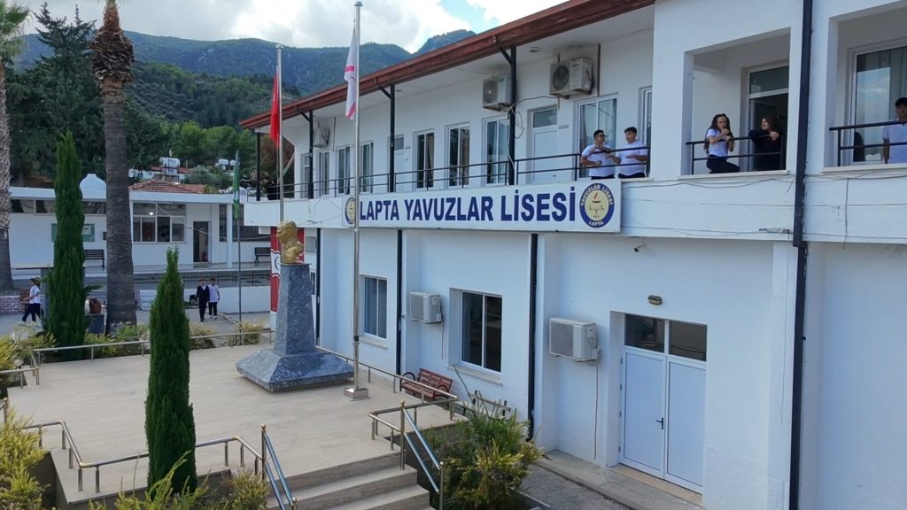 KTOEÖS temsilcisi Lapta Yavuzlar Lisesi önünde basın açıklaması yaparken