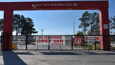 Petrol İşçileri Sendikası üyelerinin Kıbrıs Türk Petrolleri’nde süren uyarı grevine ait genel görünüm