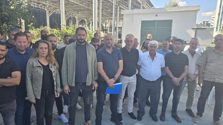 El-Sen yetkilisinin taleplerini ve grevi sürdüren protesto atmosferini yansıtan fotoğraf