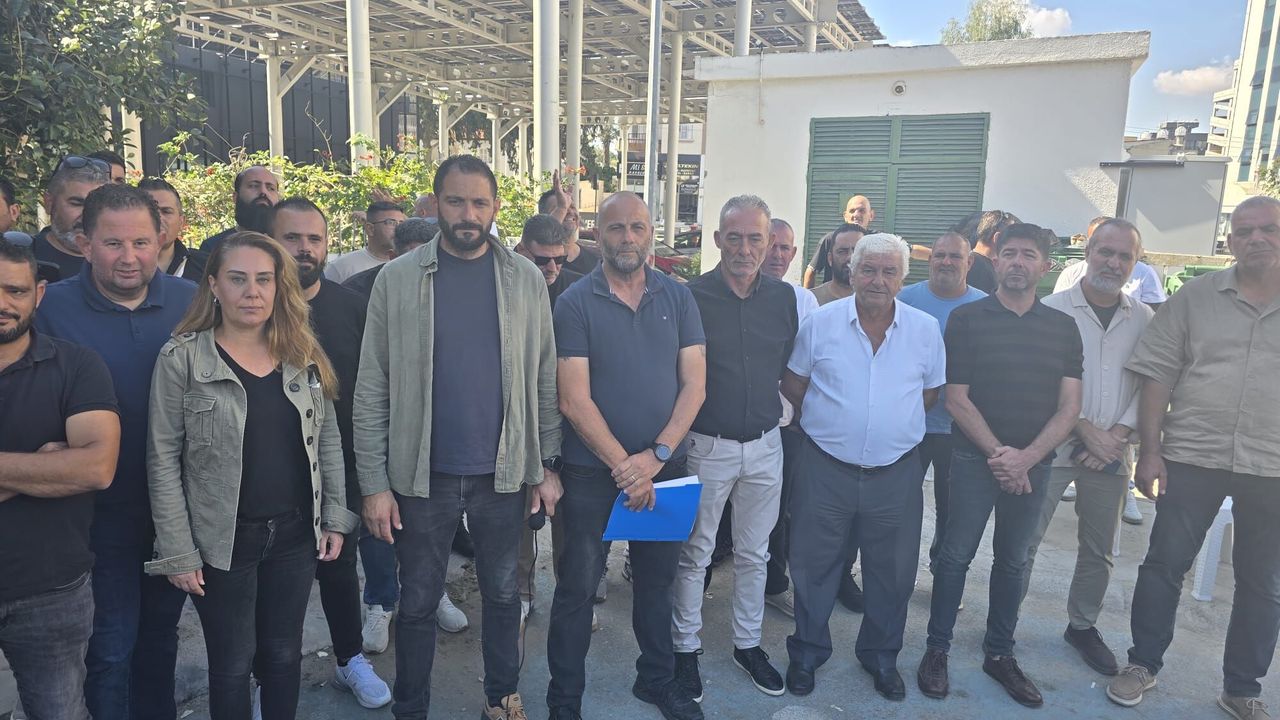 El-Sen yetkilisinin taleplerini ve grevi sürdüren protesto atmosferini yansıtan fotoğraf