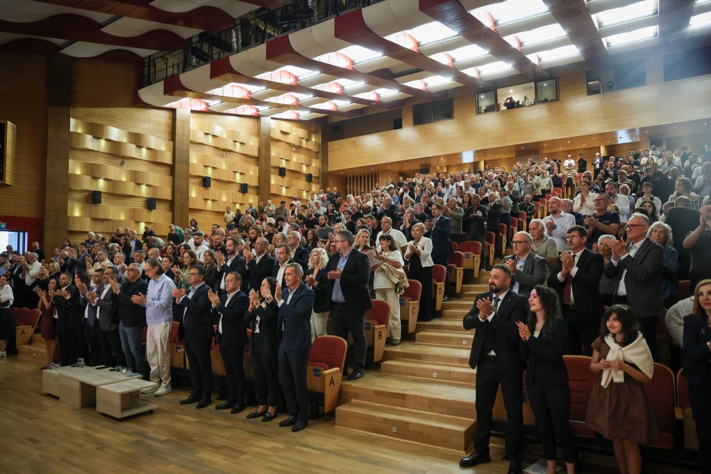 İncirli ifade verirken konuşma yapıyor; arka planda CTP ve parti simgeleri görünüyor olabilir