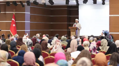 Arpaguş KKTC'de cami ve çevresine dair görseli tanımlayan kısa alt metin