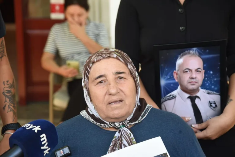 Girne Mahkemesi önünde toplanmış ailelerin pankartlar taşıdığı ve çağrı yaptığı bir topluluk