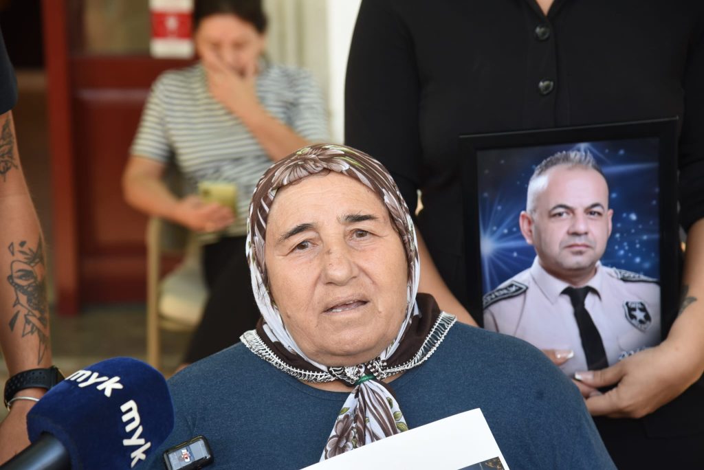 Girne Mahkemesi önünde toplanmış ailelerin pankartlar taşıdığı ve çağrı yaptığı bir topluluk