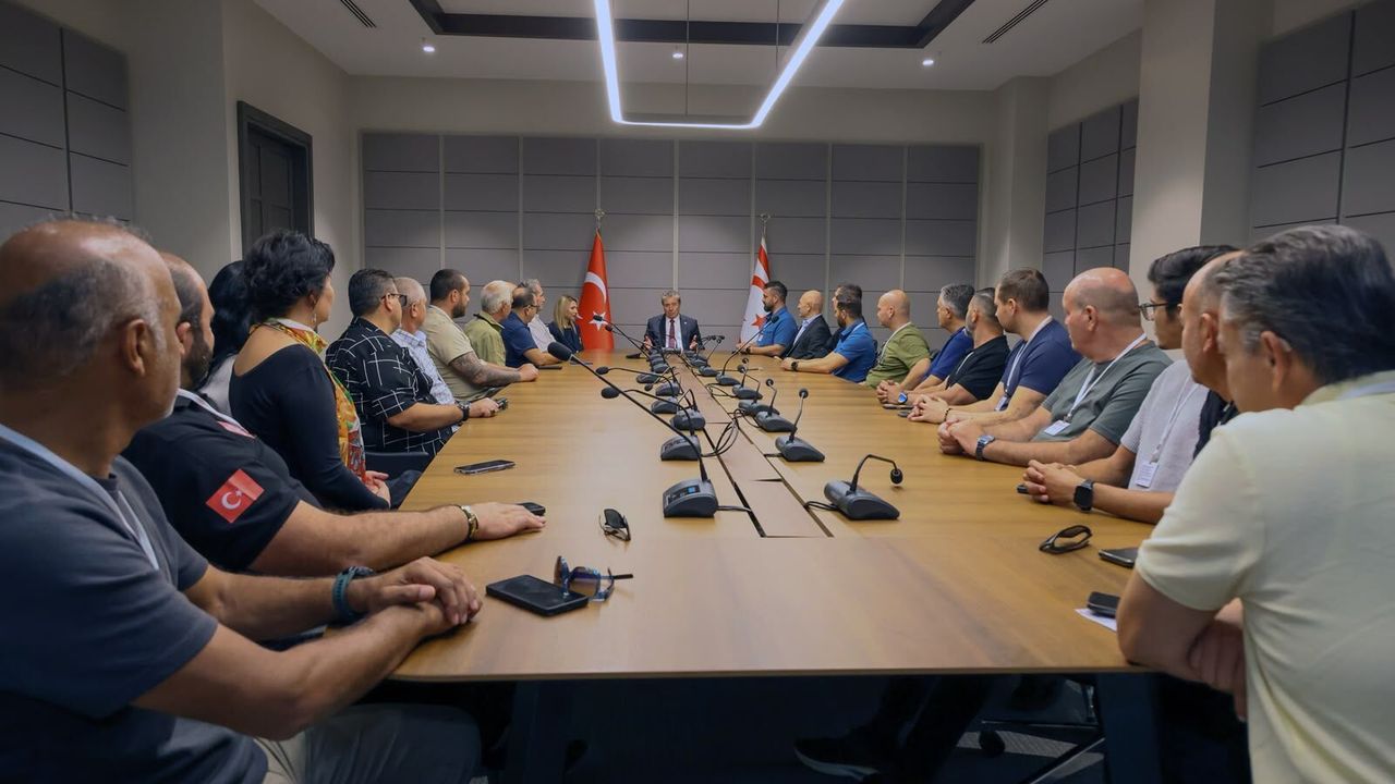 Üstel konuşma yaparken ciddi bir ifadeyle el hareketi yapıyor