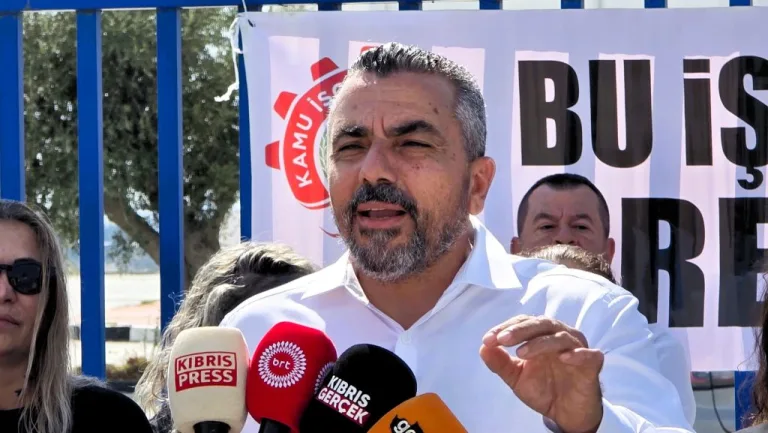 Kamu-İş yetkilileri ve Tangül Çağıner Sevgi Evi önünde toplanmış kişiler, grevin sona erdiğine dair görüntü