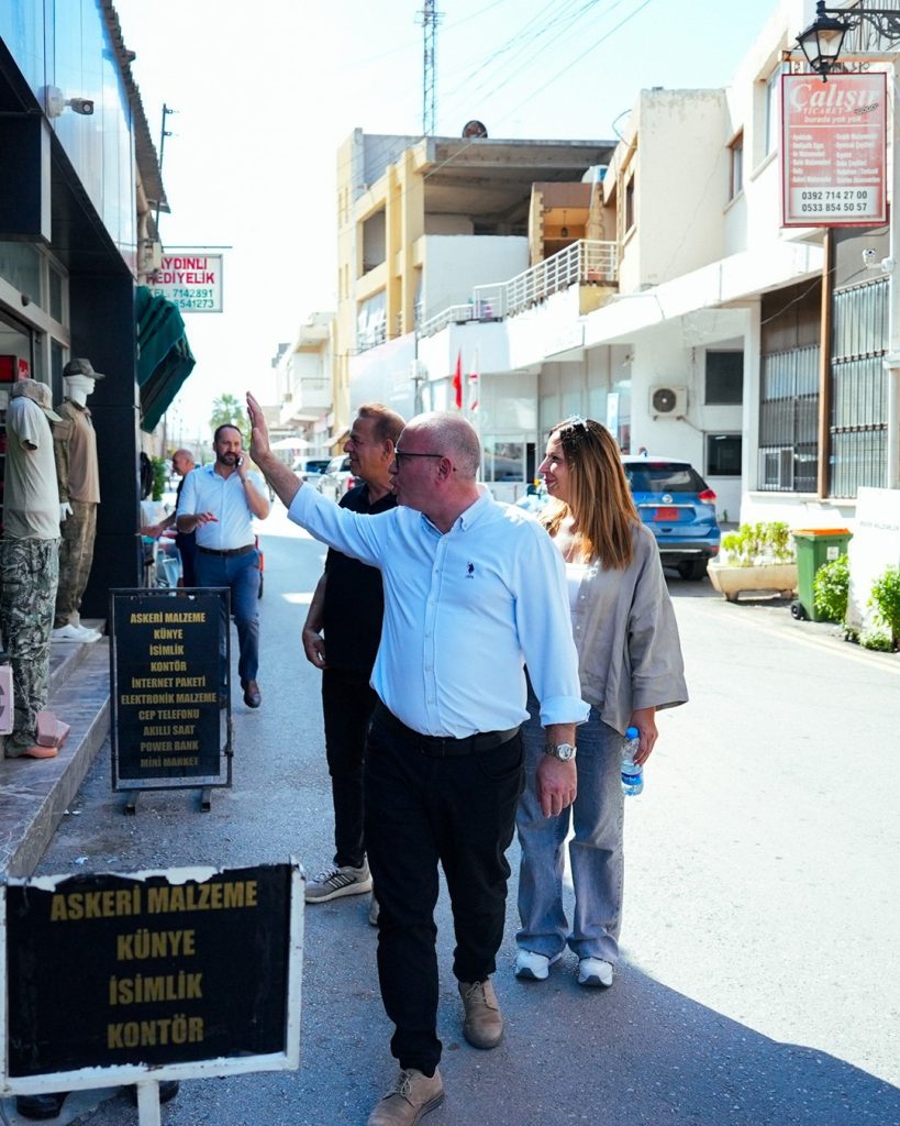 CTP Güzelyurt Belediye Başkan adayı Kansoy, bazı daireleri ziyaret ederken halkla görüşüyor