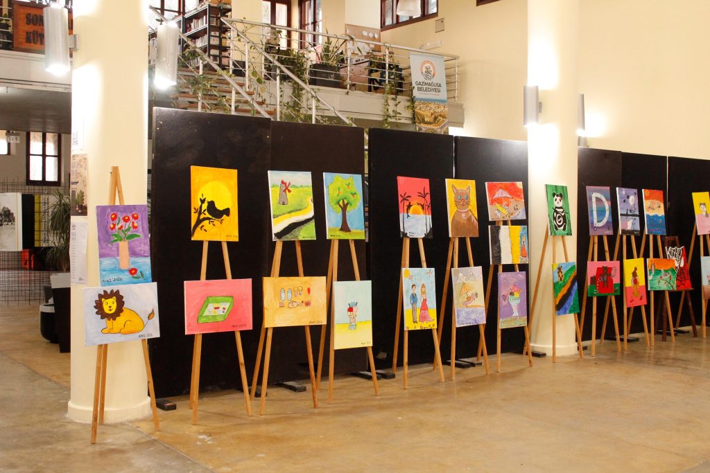 Mavi Fırça Sanat Evi‘nin Masalsı Dünya Sergisi açıldı