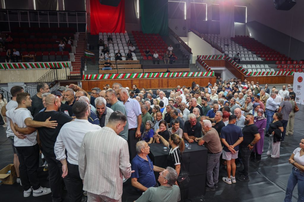 CTP Milletvekili Aday Belirleme ve Sıralama Kurultayı'nda oy verme işlemiyle ilgili kalabalık veya oy sandıkları gösteriyor olabileceği ima edilen fotoğraf