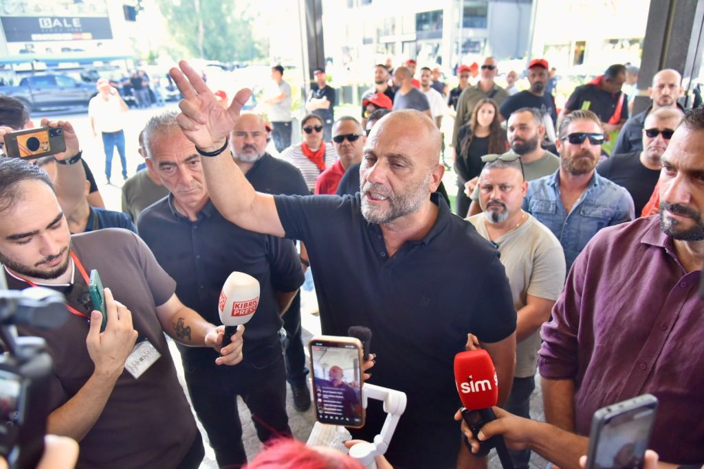 El-Sen ve El-Sen’e destek veren sendikalar hükümeti protesto etti