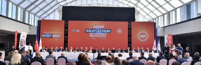 Üstel muhtemelen konuşma yaparken veya resmi bir etkinlikte halk için projeler vurgulayan bir görüntü