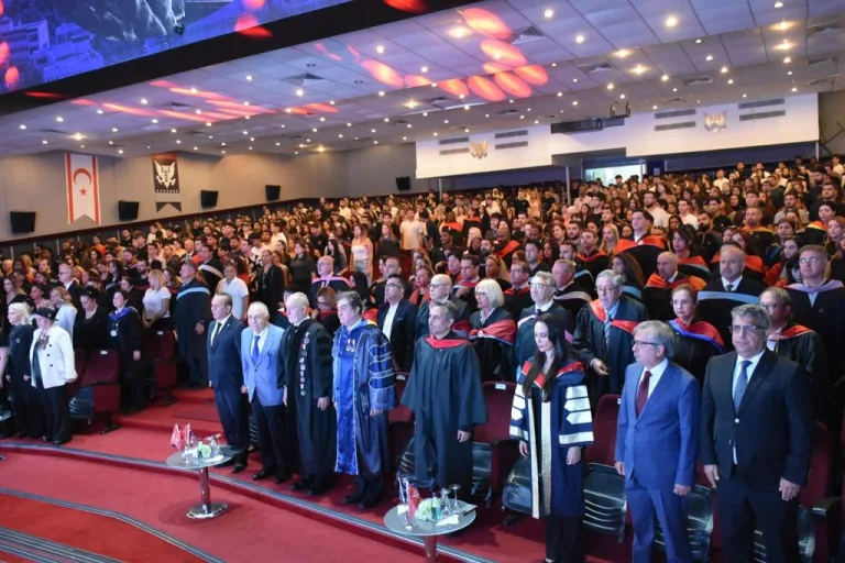 GAÜ 2026-2027 akademik yıl açılış töreninde konuşmacılar ve katılımcılar sahnede
