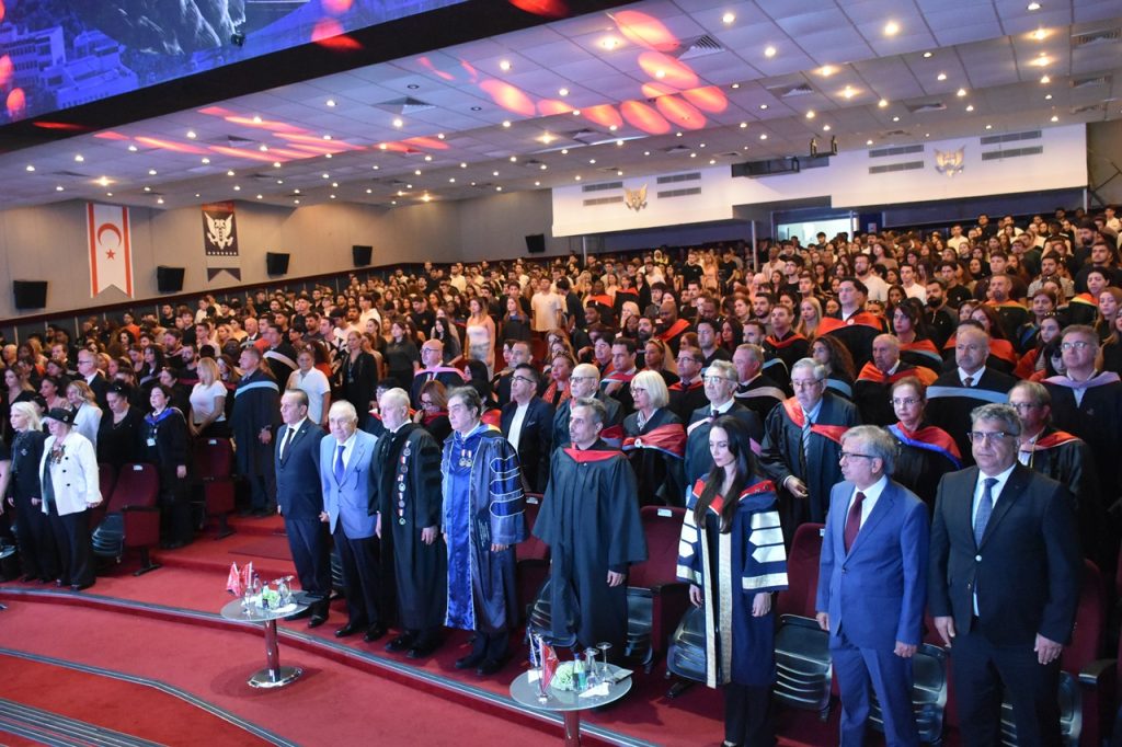 GAÜ 2026-2027 akademik yıl açılış töreninde konuşmacılar ve katılımcılar sahnede