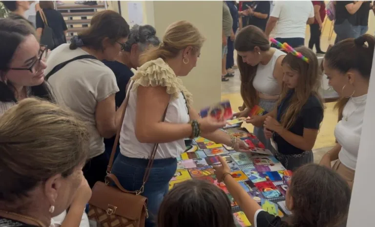 Mavi Fırça Sanat Evi’nde düzenlenen ‘Masalsı Dünya’ sergisinin açılış alanı ve sergi panoları