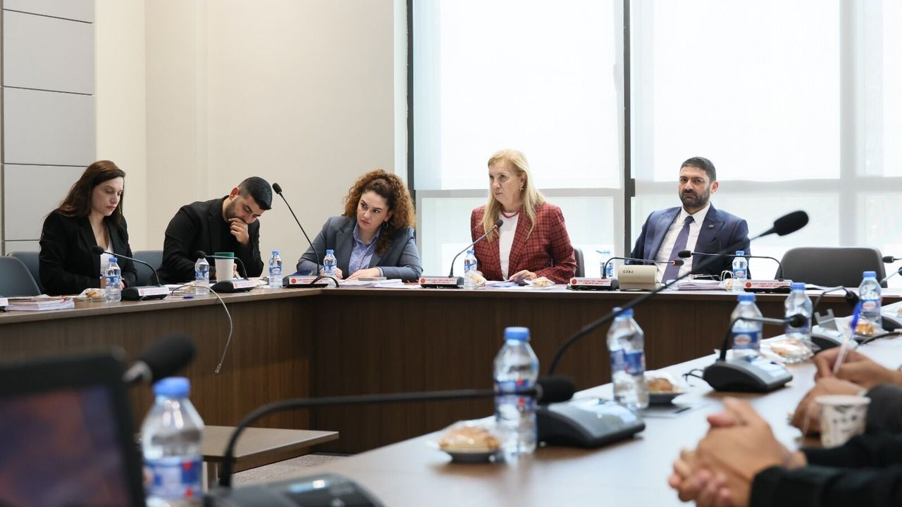 Gemi faciasının araştırılması için toplanan Meclis Araştırma Komitesi üyeleri oturuyor