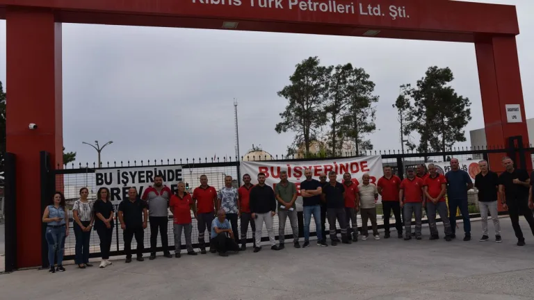 Petrol İşçileri Sendikası üyelerinin Kalecik Dolum Tesisleri önünde süresiz grev kararıyla toplandıkları anı çağrıştıran kare