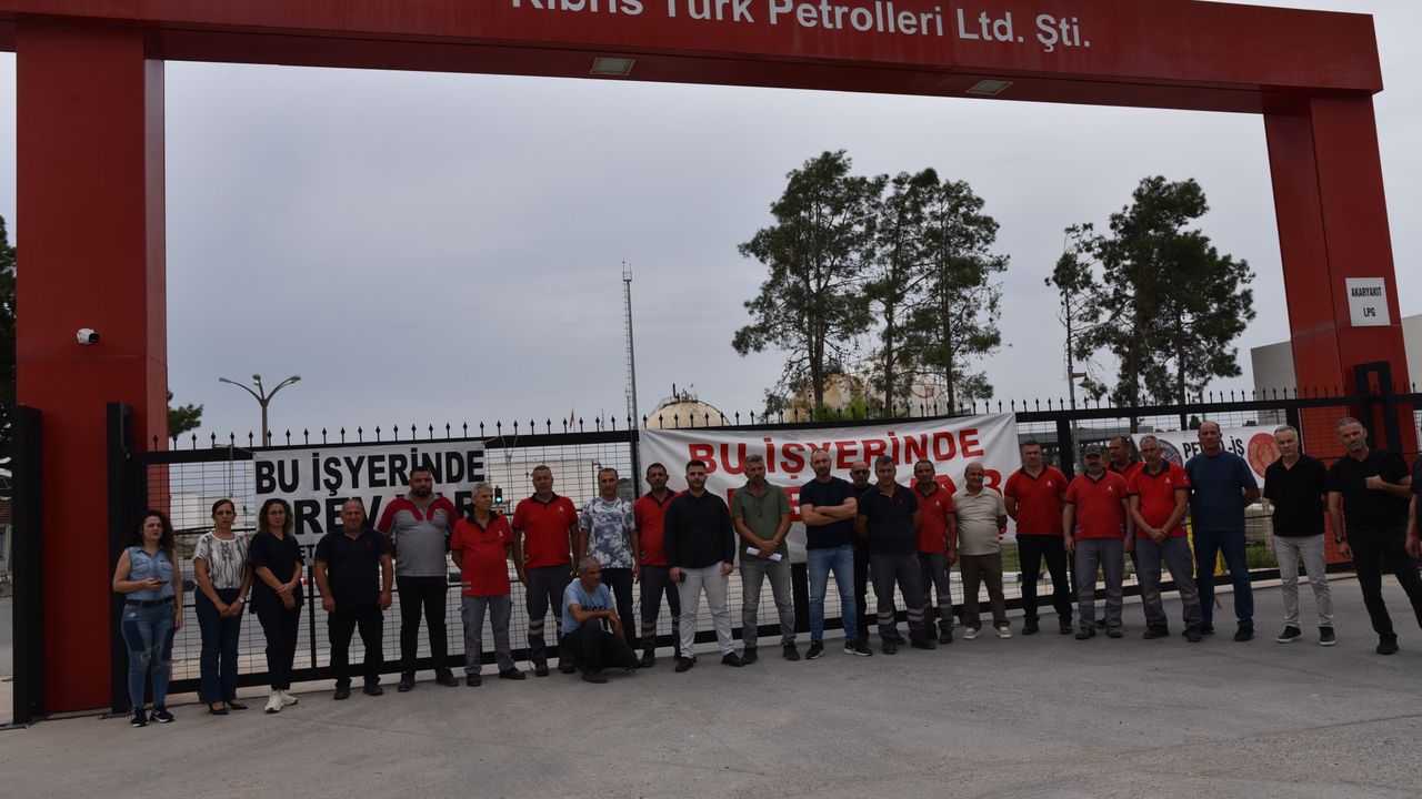 Petrol İşçileri Sendikası üyelerinin Kalecik Dolum Tesisleri önünde süresiz grev kararıyla toplandıkları anı çağrıştıran kare