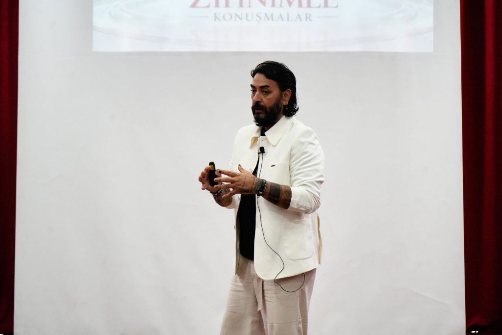 Kıbrıs Sağlık ve Toplum Bilimleri Üniversitesi 2026-2027 akademik yılı açılış töreni sahnesi